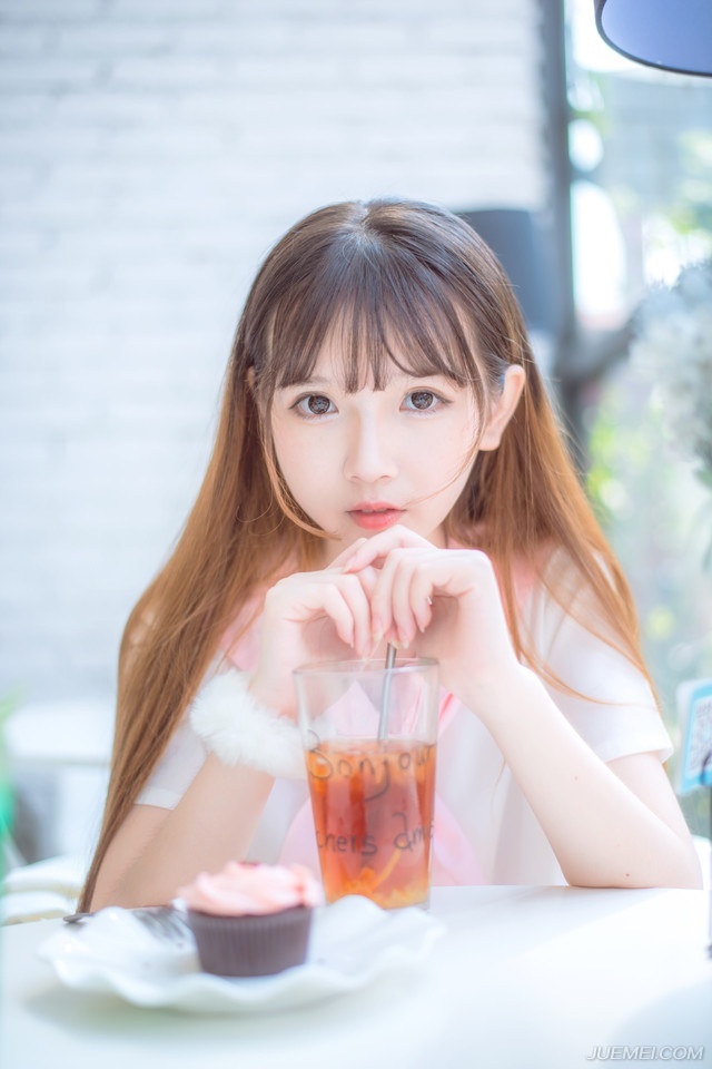 “把船拉过来。”吕蒙很快带着人马来到江岸边，看着自行飘荡的楼船，吕蒙皱了皱眉，沉声道。